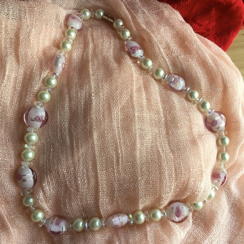 Pearl & wedding cake style rose bead necklace